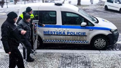 Ledovka v Podbořanech potr&aacute;pila nejen dopravu, ale i chodce