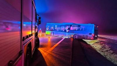 U Žiželic skončil autobus v př&iacute;kopu