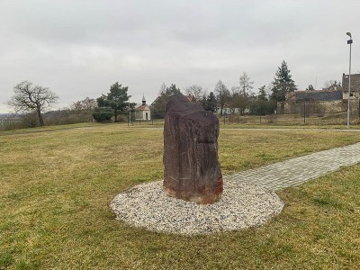 TIP NA VÝLET: Uprostřed malé obce stojí tajemný menhir. Je to kopie miliony let starého kamene