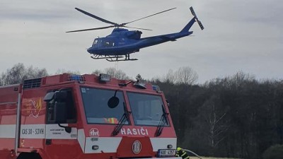 AKTUÁLNĚ: Hoří les v Českém Švýčarsku. Hasičům přiletěm na pomoc i vrtulník s "bambi" vakem