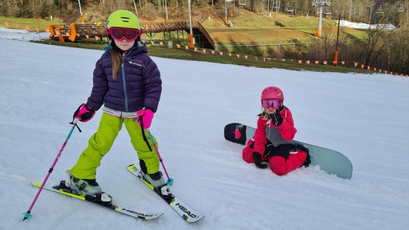 Rolby rozhrnuly sn&iacute;h a na &Scaron;tědr&yacute; den se tak na Kl&iacute;nech spust&iacute; vlek Poma. Foto: Sport are&aacute;l Kl&iacute;ny