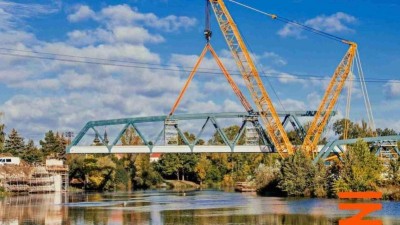 VIDEO: Jak se staví most? Takhle vypadalo usazení nosních kostrukcí přes řeku Ohři v Žatci