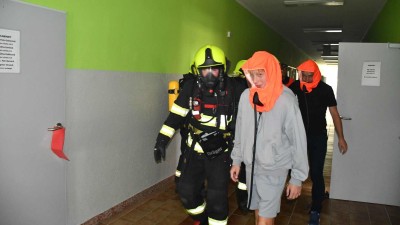 FOTO: Evakuace školy v Postoloprtech! Hasiči nacvičovali likvidaci požáru v učebně fyziky