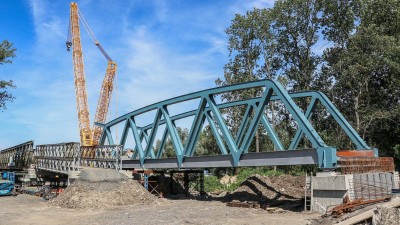 AKTUÁLNĚ: Železniční most přes řeku Ohři prochází rekonstrukcí. Část je už na svém místě