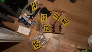 Policisté při domovní prohlídce našli také nelegálně drženou zbraň. Foto: Policie ČR