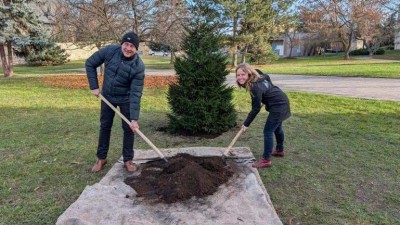 Nový strom i opravený betlém. Přijďte nasát vánoční atmosféru na Rejtovo náměstí v Lounech