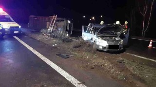 Nehoda osobáku a dodávky na silnici číslo 13 mezi Mostem a Chomutovem. Foto: HZS Ústeckého kraje