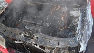 V Podbořanech hořelo zaparkované auto. Hasiči požár uhasili během chvíle