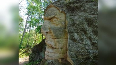 TIP NA VÝLET: Strážci lesa nebo trolové. U Brniště na Českolipsku vytesali umělci sochy ve skalách