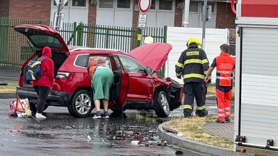 Sobotní nehoda u mosteckého Kauflandu. Foto: čtenářka