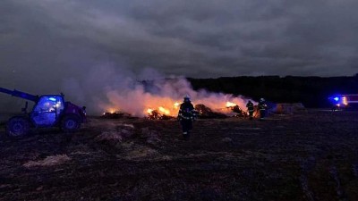 OBRAZEM: Hasiči u Tuchořic likvidovali požár balíků slámy, takhle to na místě vypadalo