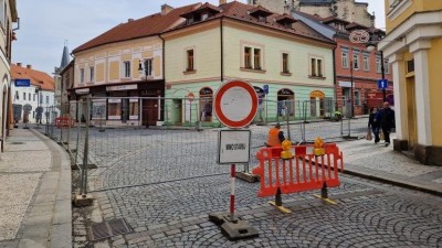 Začala rekonstrukce kanalizace a vodovodu v ulici Beneše z Loun