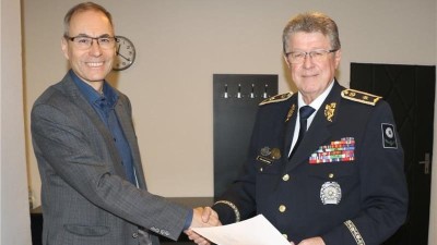 Memorandum o spolupr&aacute;ci podepsali za Krajskou zdravotn&iacute;, a.s., n&aacute;městek pro ř&iacute;zen&iacute; zdravotn&iacute; p&eacute;če MUDr. Jiř&iacute; La&scaron;tůvka a prezident spolku Veter&aacute;n Policie Česk&eacute; republiky z.s. JUDr. Jaroslav Zeman. Foto: Krajsk&aacute; zdravotn&iacute;