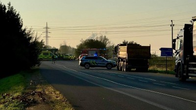 Vážná nehoda uzavřela silnici I/27 ve směru na Žatec u odbočky na Malé Březno