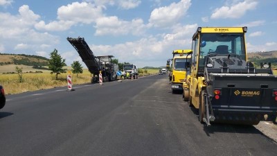 V neděli skončí uzavírka na silnici mezi Ranou a Libčevsí. Už dnes se pokládá asfalt