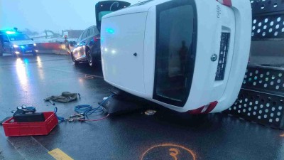 Nehoda auta s př&iacute;věsem uzavřela silnici u Petrohradu, hasiči museli nasadit nafukovac&iacute; vaky