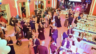 FOTO: Podbořany ožily tancem: Reprezentačn&iacute; ples města pomohl m&iacute;stn&iacute;m &scaron;kolk&aacute;m