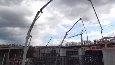 VIDEO: Stavba dálnice D7 u Chlumčan je v plném proudu, na mostě před Smolnický potok provádějí silničáři betonáž