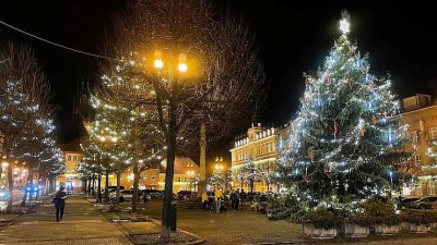 OBRAZEM: Vánočně nasvícené náměstí v Lounech. Zrušené adventní trhy nahradí alespoň z části ty farmářské