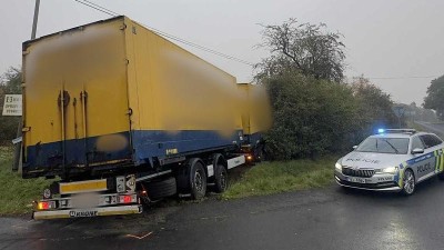 AKTUÁLNĚ: Komplikace na D7! U Postoloprt skončil kamion mimo silnici