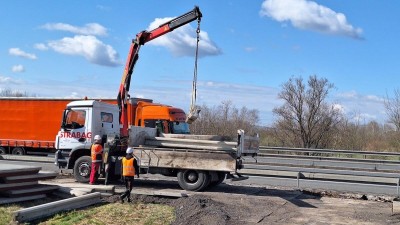 Další omezení na D8 ve směru na Německo. Tentokrát silničáři montují nové protihlukové stěny