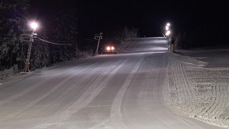 Sjezdovka v Potůčkách je tradičně první, kde si v nové sezóně mohou lidé zalyžovat. Foto: Skiareál Potůčky