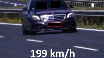 Řidič se řítil po D7 skoro 200 km/h. V autě vezl novorozeně a batole