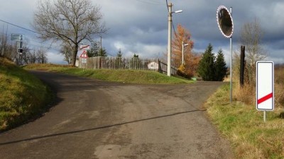 V nebezpečné zatáčce v Žiželicích je nové dopravní zrcadlo. Foto: Petr Marek