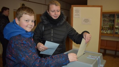FOTO: V Žatci přilákala prezidentská volba první den velký počet hlasujících