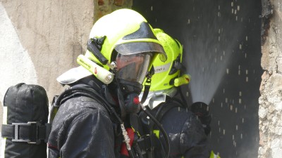 AKTUÁLNĚ: Hasiči vyjeli k požáru v bytovém domě v obci Běsno. Zřejmě hoří ventilátor u krbu