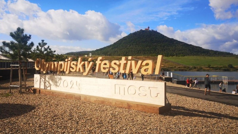 Na blížící se olympijský festival upozorňuje už od loňského roku na břehu jezera nápis Olympijský festival. Foto: jip