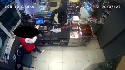 VIDEO: Maskovaný muž s pistol