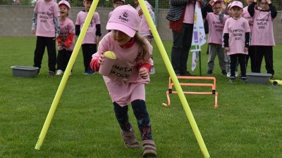 OBRAZEM: Sportující děti se při Olympiádě školek deště nelekly, nakonec přilákaly i sluníčko
