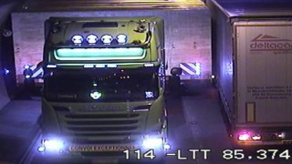 Video zachycuje kamiony s nadměrným nákladem a následnou nehodu v tunelu Panenská. Zdroj: Policie ČR