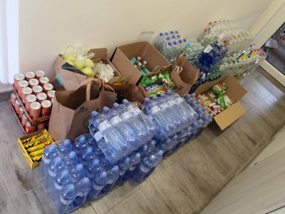FOTO: Hasičům zasahujícím v Hřensku pomáhají i lidé z Lounska. Kupují vodu, potraviny i ovoce