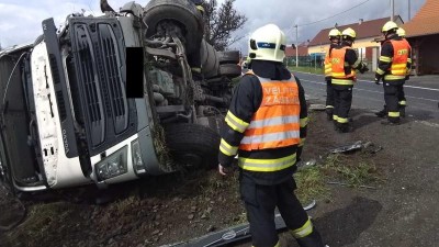 Nehoda nákladních vozů komplikuje dopravu u Želkovic. S omezením počítejte až do večera