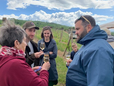 FOTO: Ve Stranné zahájili turistickou sezónu probouzením vinic. Víno přijely ochutnat desítky lidí