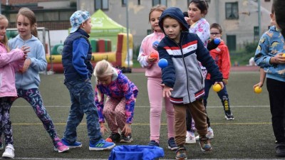 Děti z mateřských škol na stadionu Mládí sportovaly a bavily se