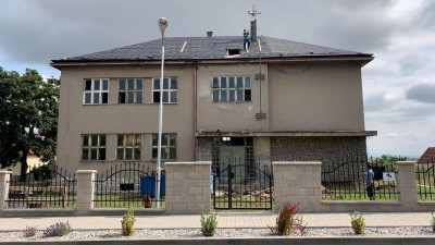 V Čeradicích u Žatce začali opravovat budovu bývalé školy. Nově tam má vzniknout Komunitní dům pro seniory