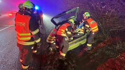 Řidiči pozor, vozovky jsou místy namrzlé, hasiči už museli vyprostit posádky několika vozů