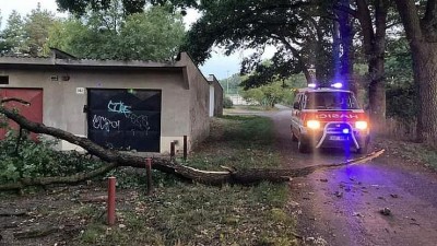 OBRAZEM: Hasiči odstranili strom spadlý mezi garáže v Postoloprtech a ukázali fotky z vyhořelého Hřenska