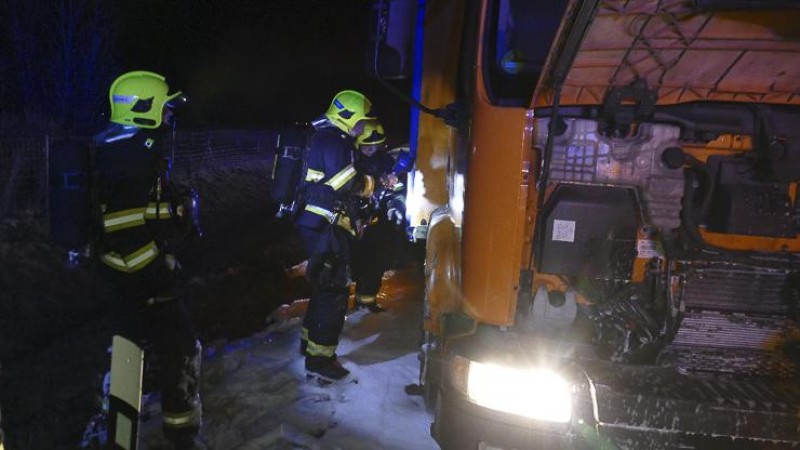 Hasiči likvidují požár nákladního vozu. Foto: Michal Hrdlička