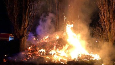 Hasiči varují: Vypalování trávy je nezákonné a nebezpečné! Hrozí za to pokuta až 25 tisíc