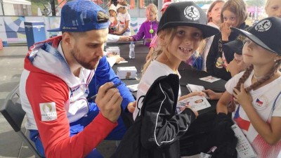 Autogramiádu si užívali sportovci i malí fanoušci. Foto: jip