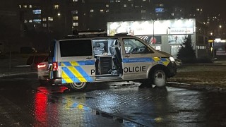 Policisté vyšetřují nehodu na zledovatělé silnici u mosteckého KFC. Foto: Oldřich Hájek