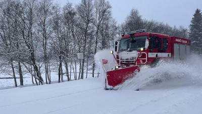 FOTO: V Krušných horách můžete potkat při úklidu sněhu i hasiče s radlicí
