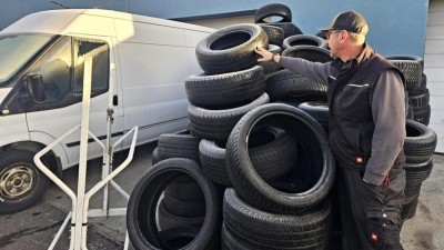 Nabouralo ho auto na letn&iacute;ch pneu. N&aacute;sledky ře&scaron;&iacute; dodnes. Teď by si majitel pneuservisu př&aacute;l změnit z&aacute;kon