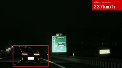 Po dálnici D7 se muž „řítil" rychlostí téměř 240 km/h