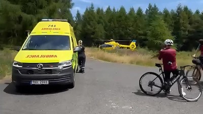 Černý víkend pro cyklisty. Praskala žebra i pánve. Vrtulník a horská služba v permanenci