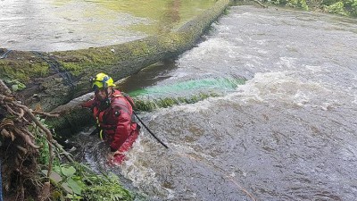 Povodí Ohře varuje: Vodákům na řece hrozí nebezpečí! Záchranáři už vyjížděli k převráceným lodím